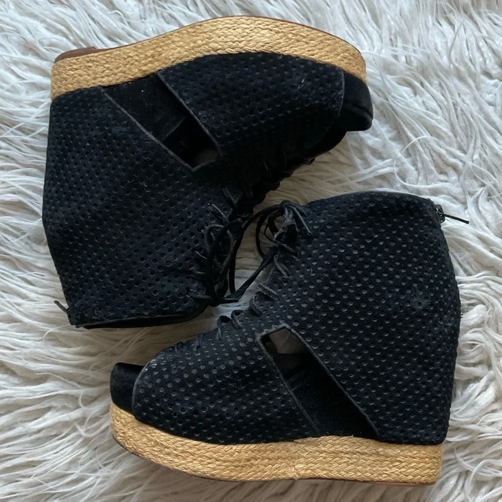 Jeffrey Campbell Dakota Black Suede Perforated Lace Up Wedge Sandals EUC Size 6